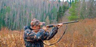 Myśliwy w lesie jak bóg