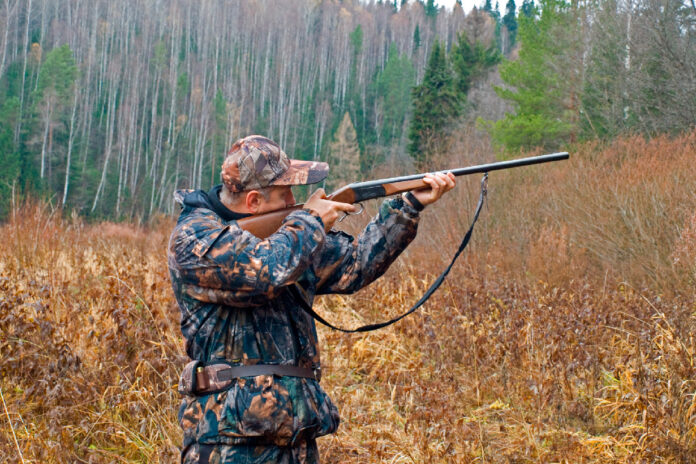 Myśliwy w lesie jak bóg