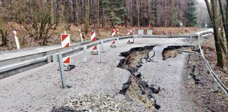 Osuwisko zniszczyło drogę w Zalasowej