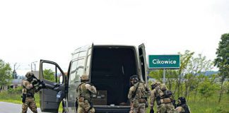 Antyterrorysci w Cikowicach