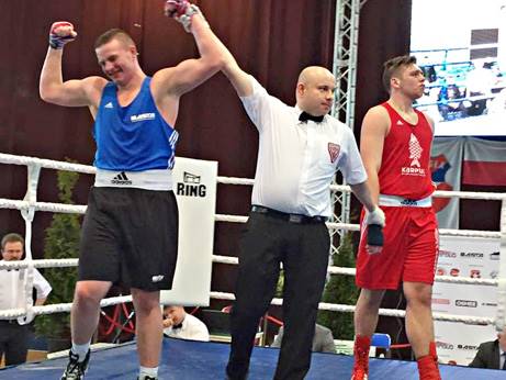 Grzegorz Basta (z lewej), nowy wicemistrz Polski juniorów w boksie Boks wicemistrzostwo