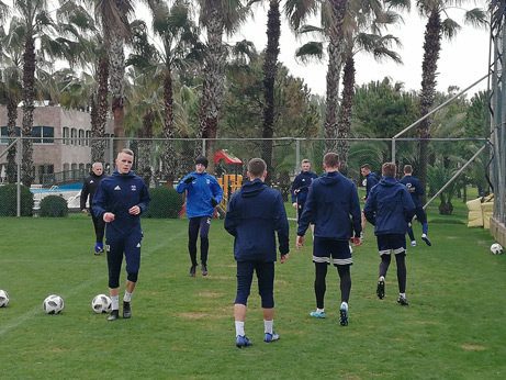 Piłkarze Bruk‑Betu Termaliki trenują pod palmami na zgrupowaniu w tureckiej Antalyi Bruk Bet Termalica
