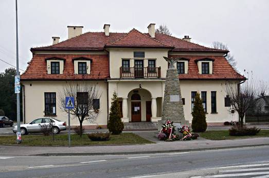 Dom-Ludowy-do-remontu.jpg Dom Ludowy do remontu