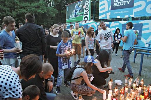 Na wieść o śmierci Krystiana Rempały pod stadionem Unii licznie zgromadzili się kibice żużla, aby uczcić pamięć zawodnika Krystian Rempala kibice pamietaja