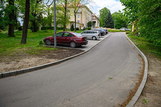 Asfalt na ul. Sanguszków położono nielegalnie? Park Sanguszkow asfaltowa sciezka