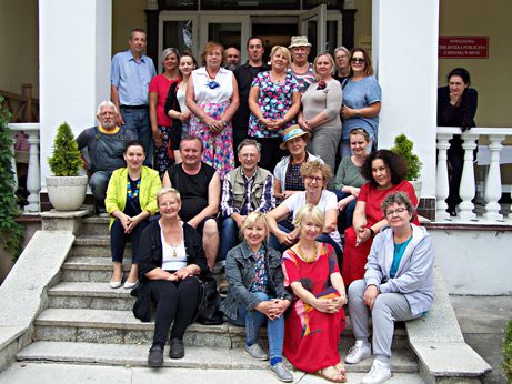 Organizatorzy i uczestnicy VIII Pleneru Malarsko-Rzeźbiarskiego „Barwy Dąbrowy” Plener Malarsko Rzezbiarski