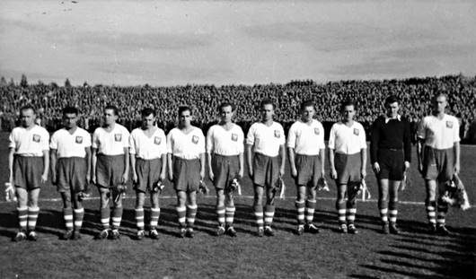 Piłkarska reprezentacja Polski pod koniec lat 40. Trzeci z prawej – tarnowianin Antoni Barwiński Polska kadra retro