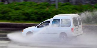 Samochodem w ulewnym deszczu