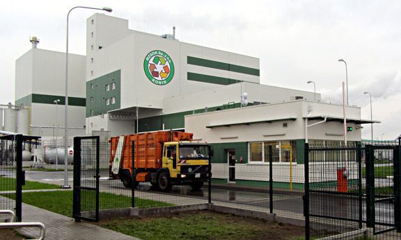 W 75‑tysięcznym Koninie od trzech lat pracuje nowoczesny zakład termicznego unieszkodliwiania odpadów komunalnych. Podobny może powstać w Tarnowie Spalarnia smrod