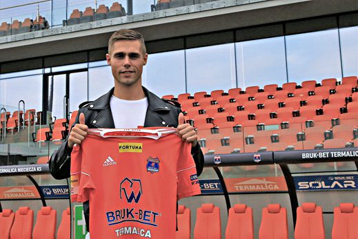 Arni Vilhjalmsson, który zagrał w meczu z Legią, to 24-letni środkowy napastnik (grywający też jako skrzydłowy) z Islandii, który ma na swoim koncie występy w młodzieżowych reprezentacjach tego kraju i jeden mecz w kadrze seniorskiej Termalica