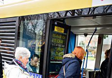 autobusy mniej kursow