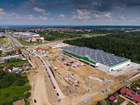 Wielkie obiekty handlowe podchodzą już prawie pod lasek Lipie, jedne z ostatnich terenów rekreacyjnych miasta tracą powoli swój charakter blonie