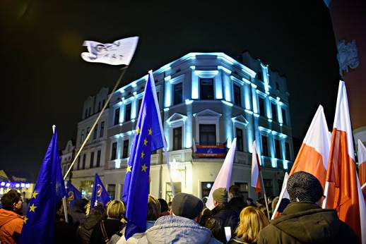 Tarnowianie z hasłami: wolność, równość, demokracja demonstracja