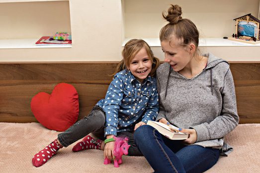 Obecnie mieszka tu dziewięciu chłopców i pięć dziewcząt, tych młodszych, ośmioletnich i tych nastoletnich, zbliżających się już do dorosłości dom dziecka odporyszow