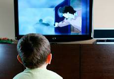 dziecko przed telewizorem