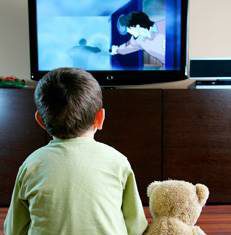dziecko przed telewizorem