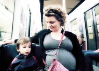 kobieta w ciazy w autobusie