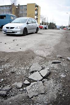 Pieniądze z obligacji mają być przeznaczone na remonty i modernizację dróg osiedlowych, z których większość jest w złym lub nawet bardzo złym stanie obligacje