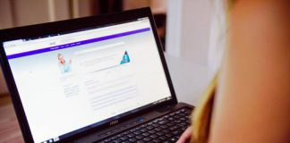 pacjent sprawdza lekarza