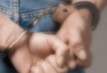 Zatrzymany za dziecięcą pornografię? policja kajdanki