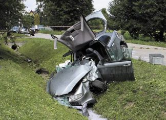 policjaWypadekSamochod