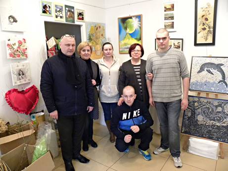 Otwarcie wystawy w Galerii Aniołowo. Od lewej: dyrektor Zakładu Poprawczego w Tarnowie, Paweł Stechnij, pedagog Barbara Kujawska, psycholog – terapeuta uzależnień, Renata Franczak‑Zielińska, psycholog Paulina Trzaska i dwaj podopieczni: Dominik Reichert i Krzysztof Warzocha poprawczak