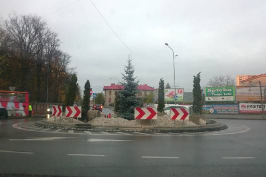 Na rondzie w miejscu wypadku palą się znicze | Fot. W-11 rondo tymczasowe wypadek