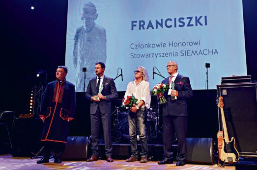 Od lewej: szef Siemachy, ks. Andrzej Augustyński oraz honorowi członkowie stowarzyszenia: Jerzy Dudek, Grzegorz Markowski i Anthony Apap siemacha gala