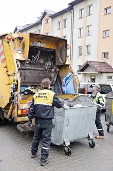 Prywatne firmy zajmujące się gospodarką odpadami obawiają się, że lokalne samorządy wypchną je z rynku, zlecając wywóz śmieci miejskim spółkom smieciowy spor