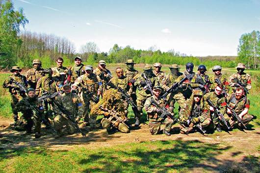 Członkowie stowarzyszenia Rescue Team Tarnów w pełnym rynsztunku bojowym wojennie