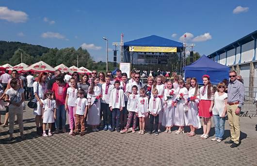 Grupa Polaków z Obertyna na tegorocznym Święcie Fasoli w Zakliczynie zakliczyn partnerzy