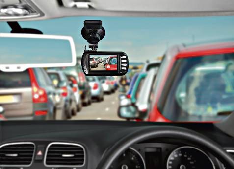 Coraz częściej na wyposażenie prywatnych samochodów trafiają miniaturowe kamery wideo, coraz częściej policjanci otrzymują nakręcone nimi materiały, które wskazują na drogowe swawole niesfornych kierowców zapiski drogowe