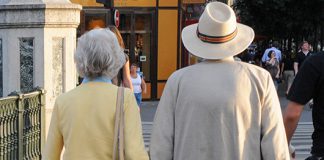 Rząd obiecuje, emeryci muszą dorabiać…