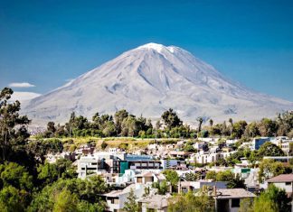 Przedmieścia Arequipy pod wulkanem Misti