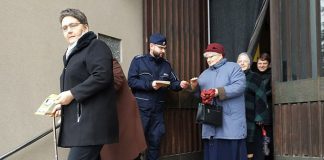 policja wchodzi do kosciolo