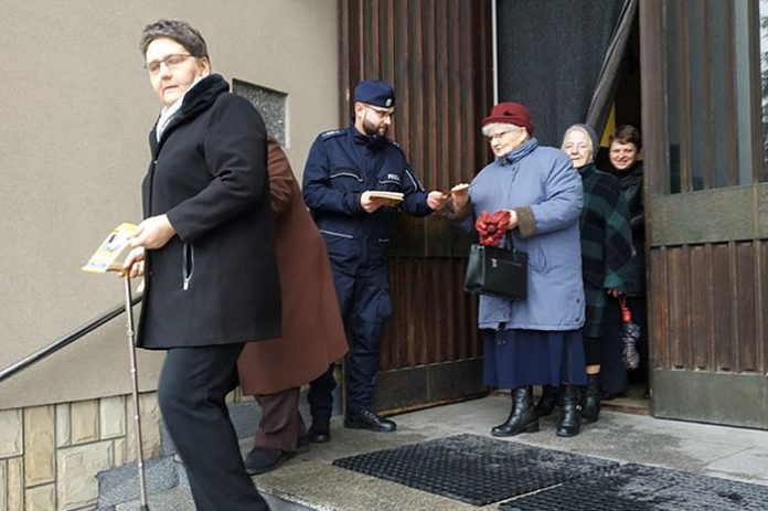 policja wchodzi do kosciolo
