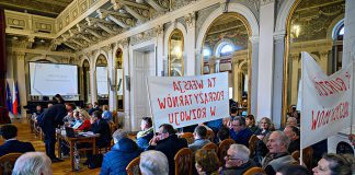 sesja rada miasta protesty