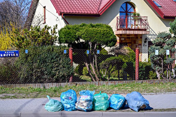 smieci przy domach