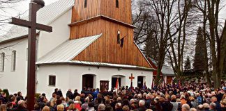 tlumy ludzi zegnaly ks kapturkiewicza