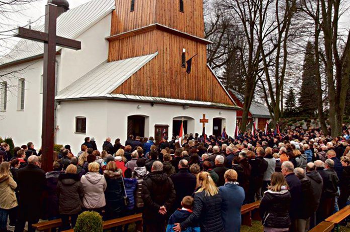 tlumy ludzi zegnaly ks kapturkiewicza