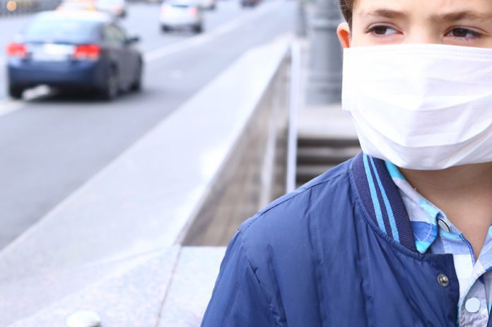 Człowiek w maseczce na ulicy