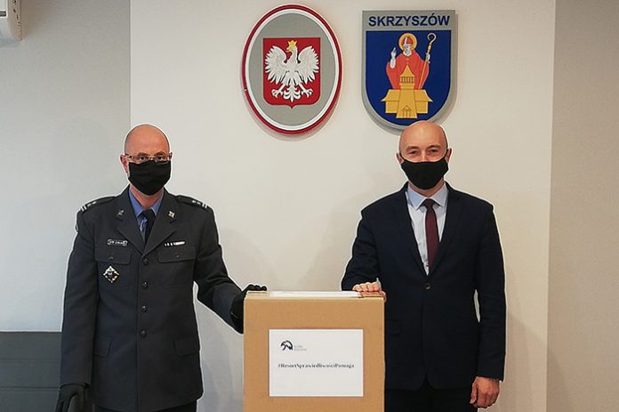 szyja maseczki za kratami