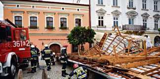 zerwane dachy na tarnowskim rynku