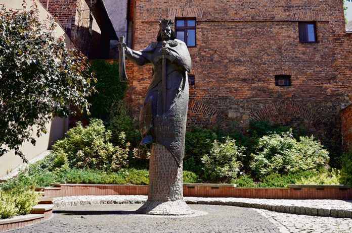 pomnik wladyslawa lokietka w tarnowie