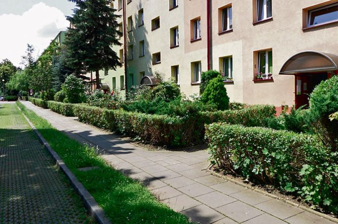 Tarnów,ul.PułaskiegoA Walcząoporządekpodblokiem