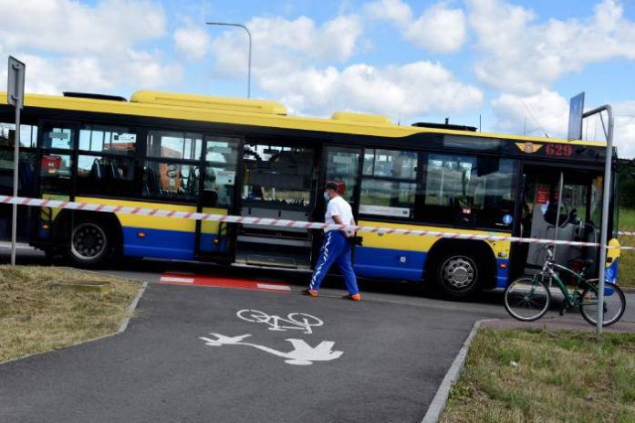Wypadek Potrąconyrowerzystauderzyłgłowąokrawężnik