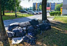 Do osiedlowych altanek bądź obok nich trafiają dzikie odpady