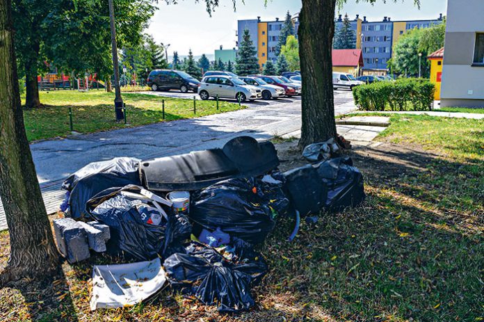 dzikie-odpady Do osiedlowych altanek bądź obok nich trafiają dzikie odpady