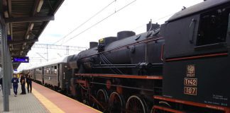 Pociągretronatarnowskimdworcuwroku