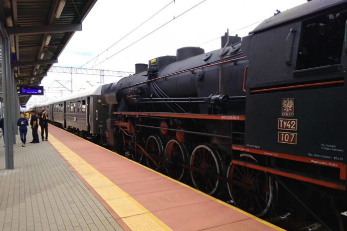 Pociągretronatarnowskimdworcuwroku